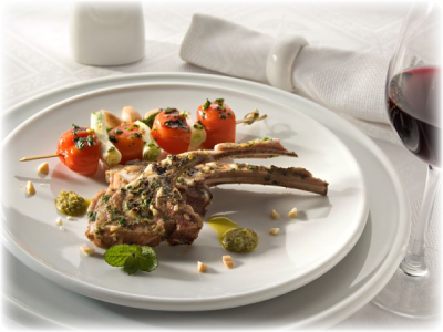 Chuletas de cordero con brochetas de tomate